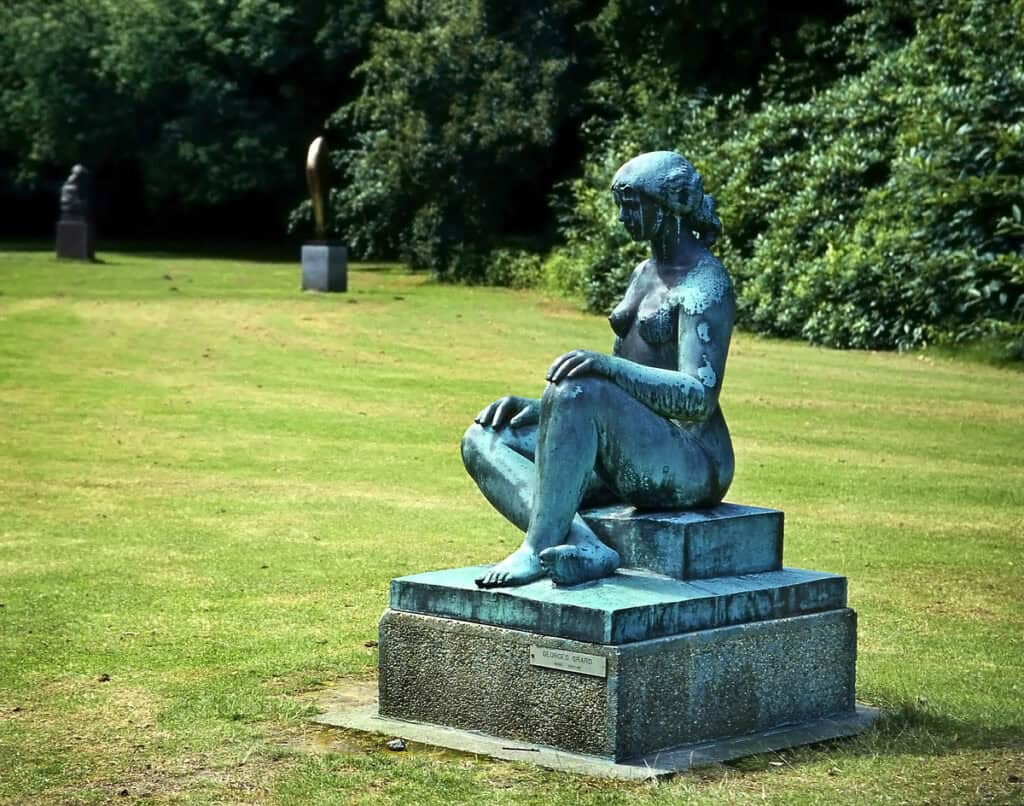 The sculpture Niobe by Georges Grard (1947-48).