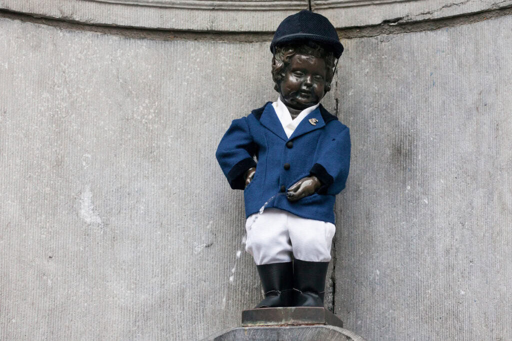 A Manneken Pis dressed as Rider (blue tops, white bottoms, and black boots) of the Cercle Royal de l'Oxer.
