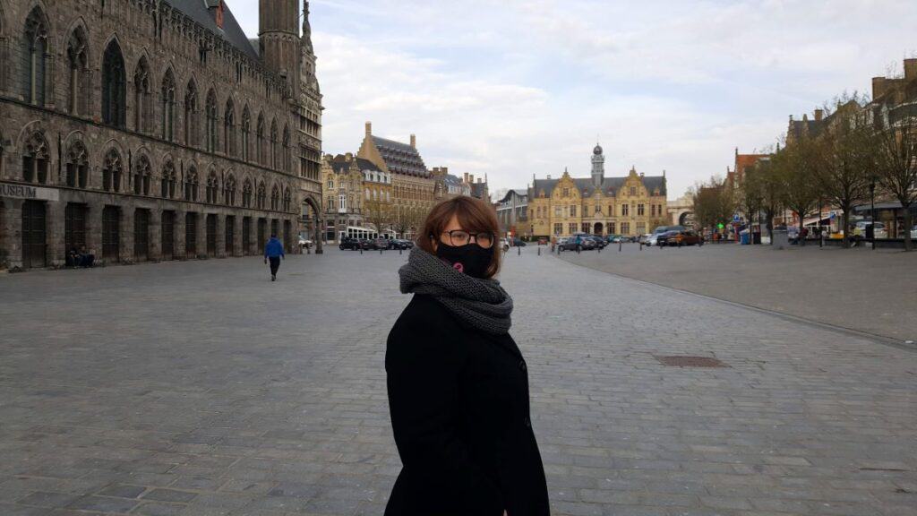 Babs with face mask in front of the Flanders Fields Museum in Ypres.
