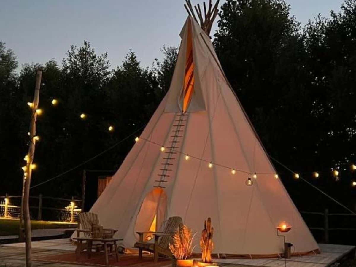 Tipi Marie's Glamping cozy view at night, with warm lights and a relaxing setting.